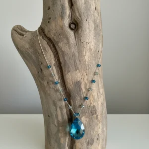 Colar de Senhora Prateado, Lágrima Azul