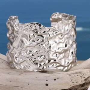 Pulseira Rígida Larga em Aço Inoxidável – Resistência e Estilo